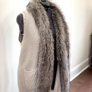 Knit vest with faux fur trim